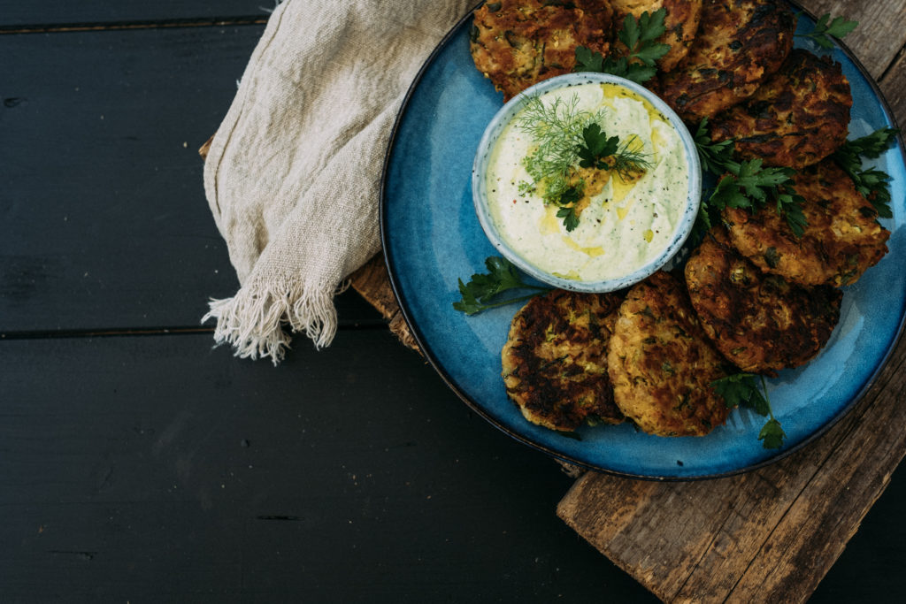 Zucchini-Pflanzerl mit Petersilien-Senf Dip - Wilde Gartenküche