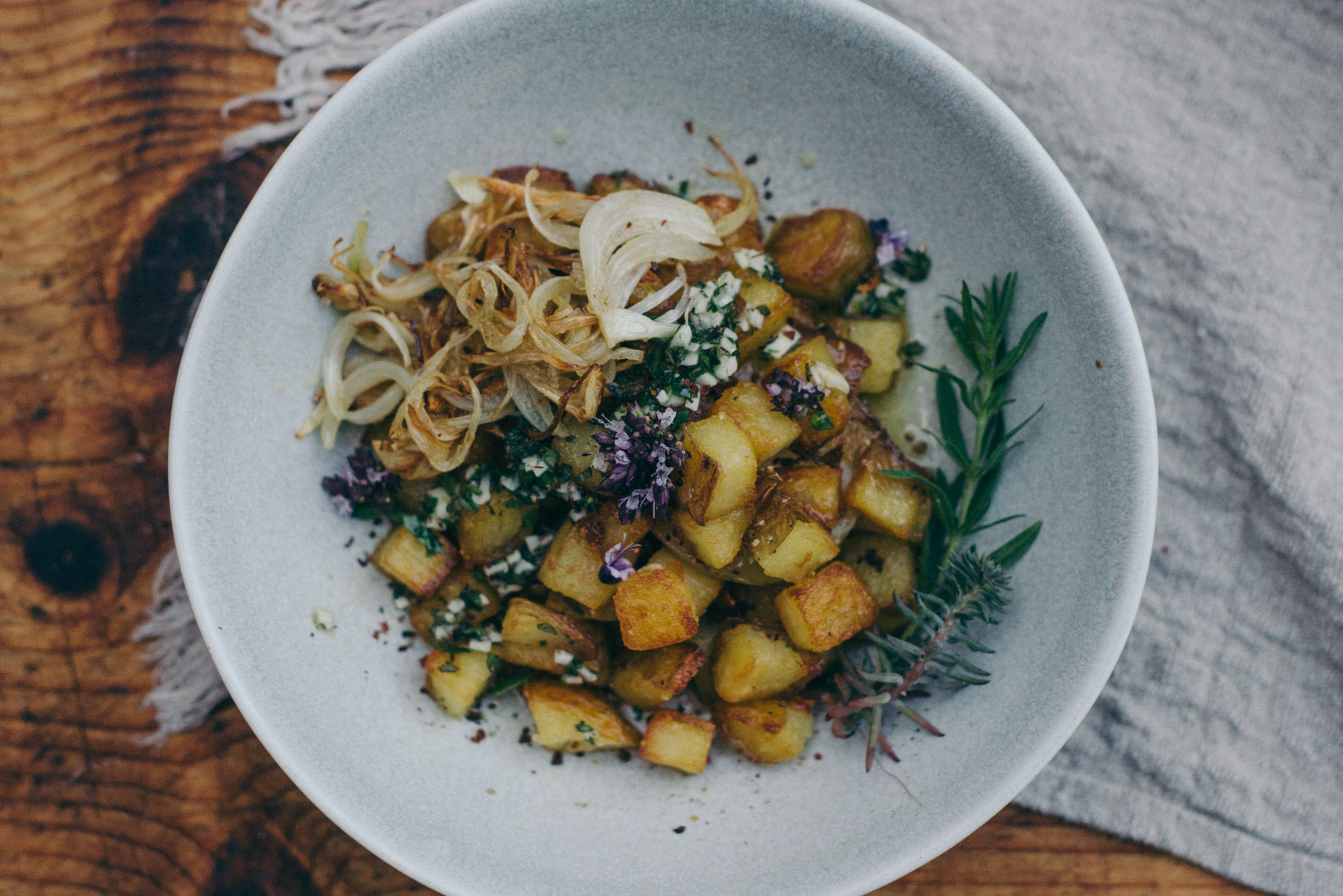 Bratkartoffeln mit Kräuter-Knoblauchöl - Wilde Gartenküche